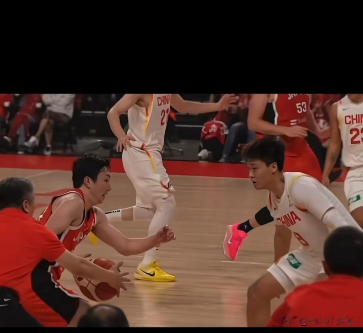 看看老郭急的，差点上场了。直接怒砍一抢断，一技犯。
直接给赵睿帮忙防守了。
气的