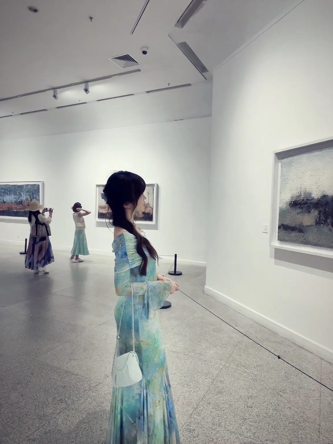 但是她看起来总是很忧郁