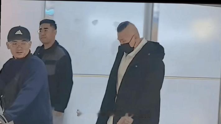 馆长到呼和浩特的消息来了，现场接待氛围感直接拉满。
 
围观的人挺多，穿蒙古族传