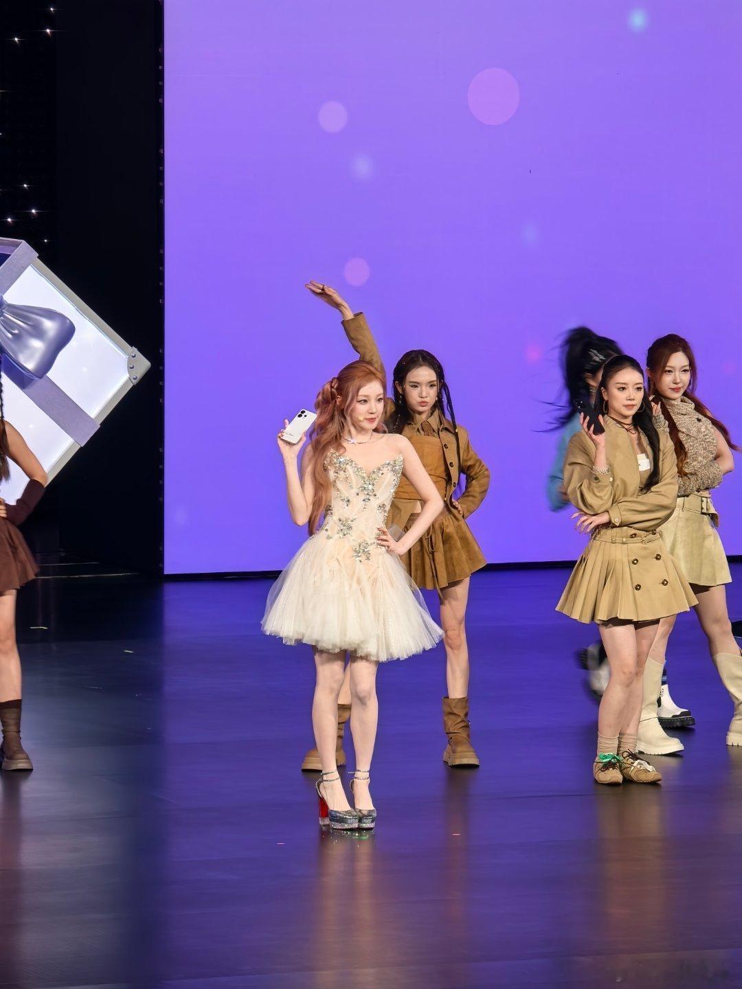 宋雨琦直接来现场，把整体的氛围感拉满，而且我发现OPPO这次和沈佳怡拍的那条也很