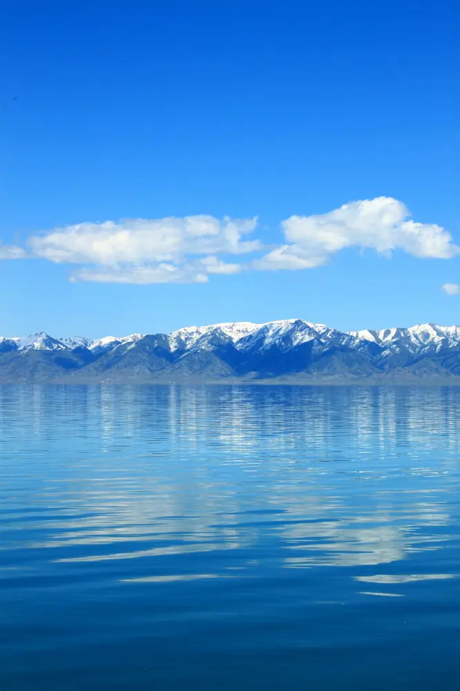 五月的赛里木湖是瞬息万变的青五月青色的赛里木湖风景如画云影飘来时，湖色忽然沉成了