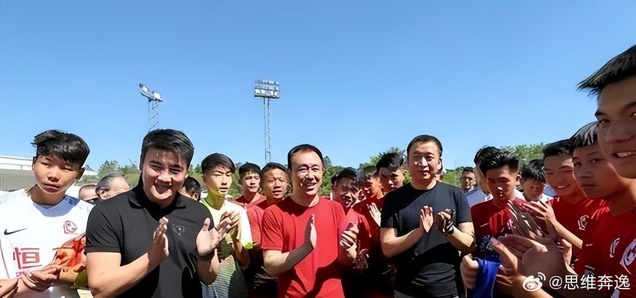 恒大前员工讲述她们暴雷前的工作状态。她说她那会儿最怕的不是加班，是“老板要来”。