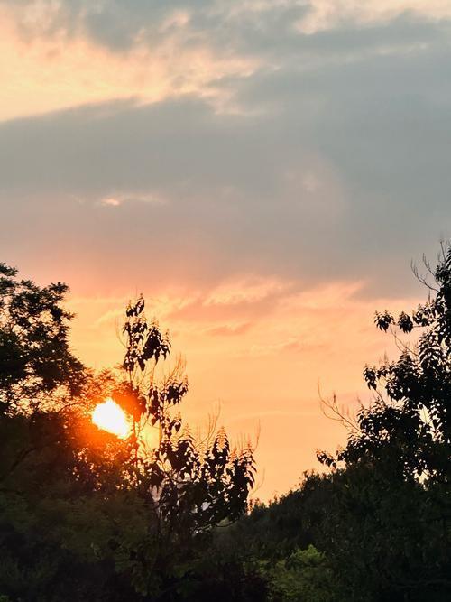 来时一丝不挂，去时一缕青烟。
一生皆为牛马，何必羡慕繁华。
 
人均寿命不过三万