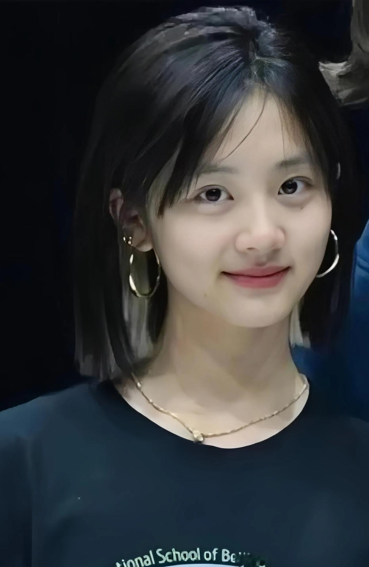 19岁的黄多多：从“星二代”到独立偶像的华丽蜕变 

19岁的黄多多（黄忆慈）早