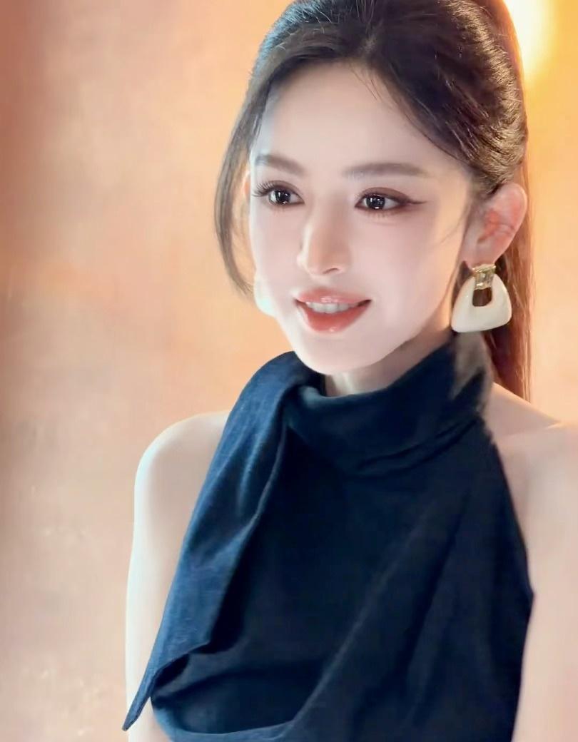 娜扎这记wink杀伤力拉满，精致五官加上绝美的体态，简简单单一个小动作直接美到失
