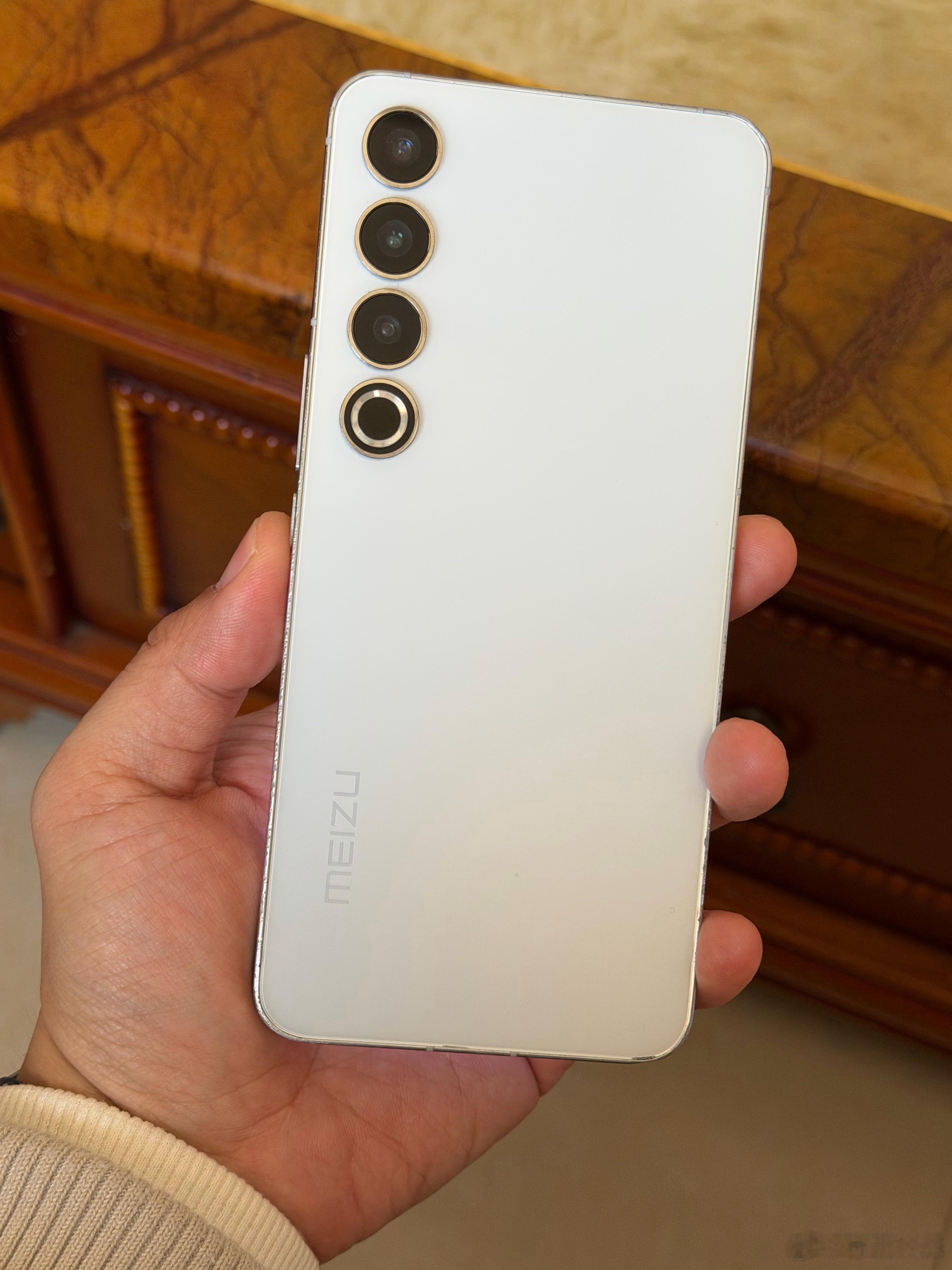 还记得前几天，有个亲戚一直追问我魅族的消息。他是忠实魅友，今天我给他发了这个官方