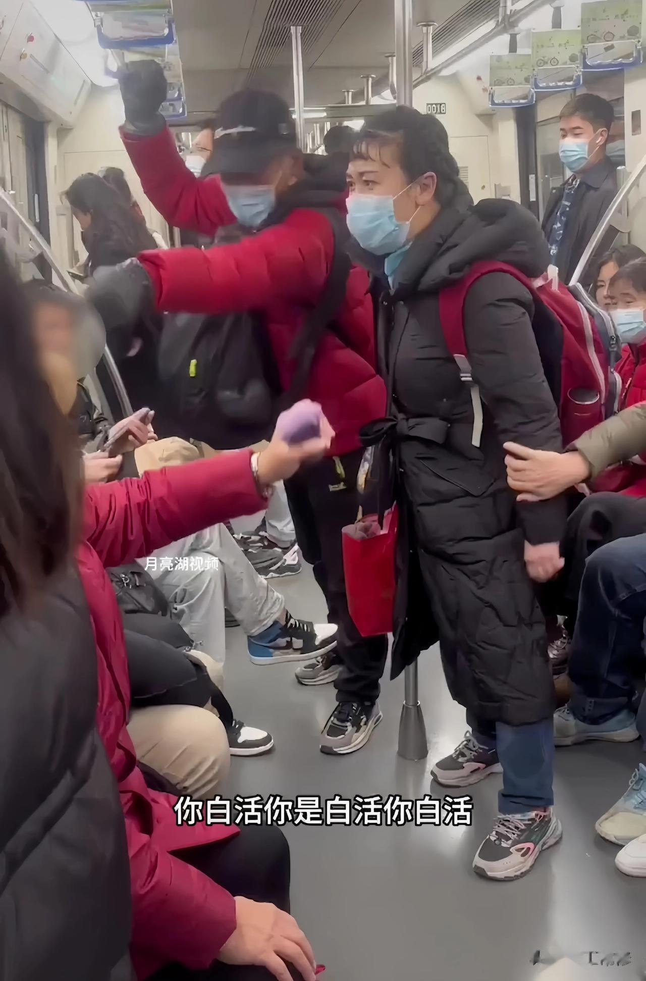 太猖狂！小伙未让座被四名老人围攻谩骂，最终顶不住压力被逼下车！

日前的北京地铁