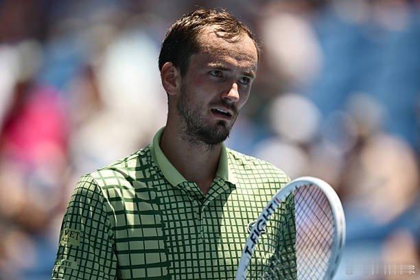 🇷🇺梅德韦杰夫7-5 6-2 7-6德容澳网顺利通过首轮丹尼尔在2026年有