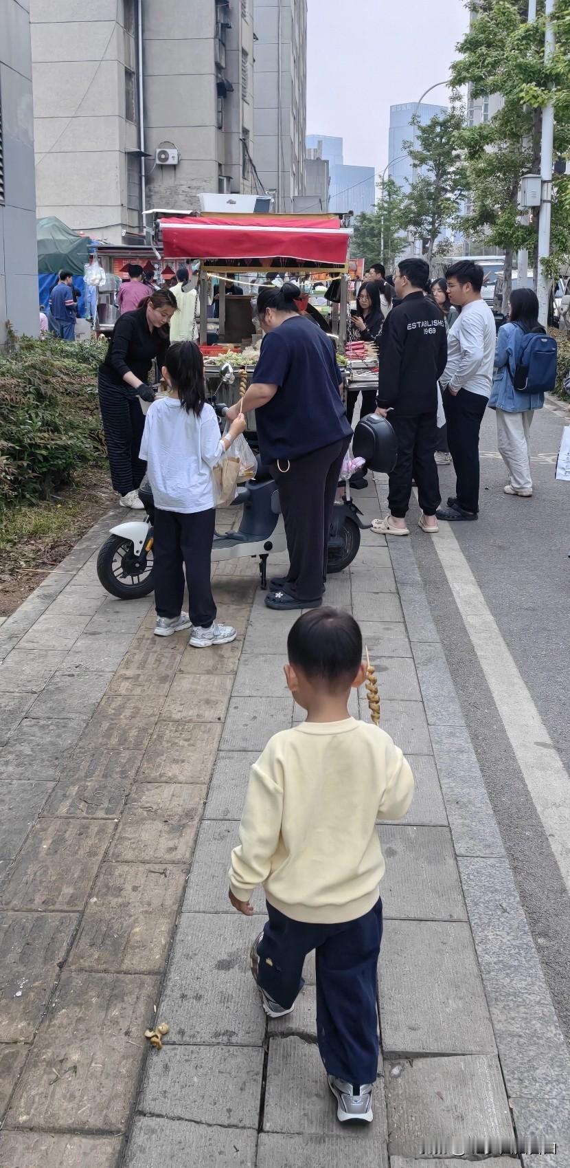 路边小吃摊的东西能不能吃？当然可以吃！不过不建议孩子吃。看到这样一个场景，年轻的
