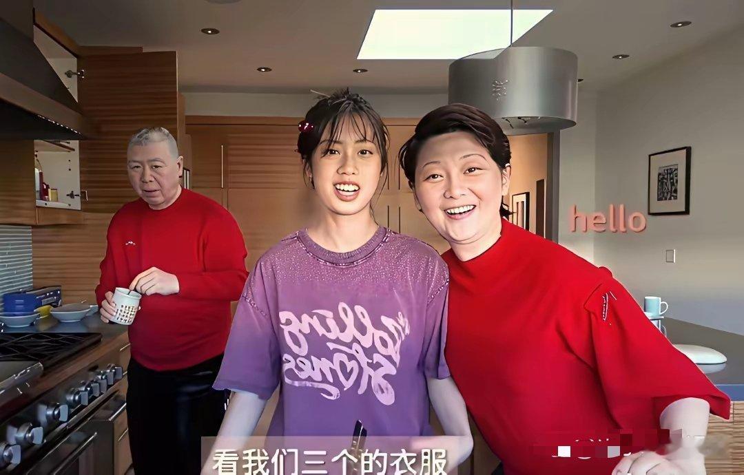 冯小刚在美国过年，屋子旧得像普通人家 