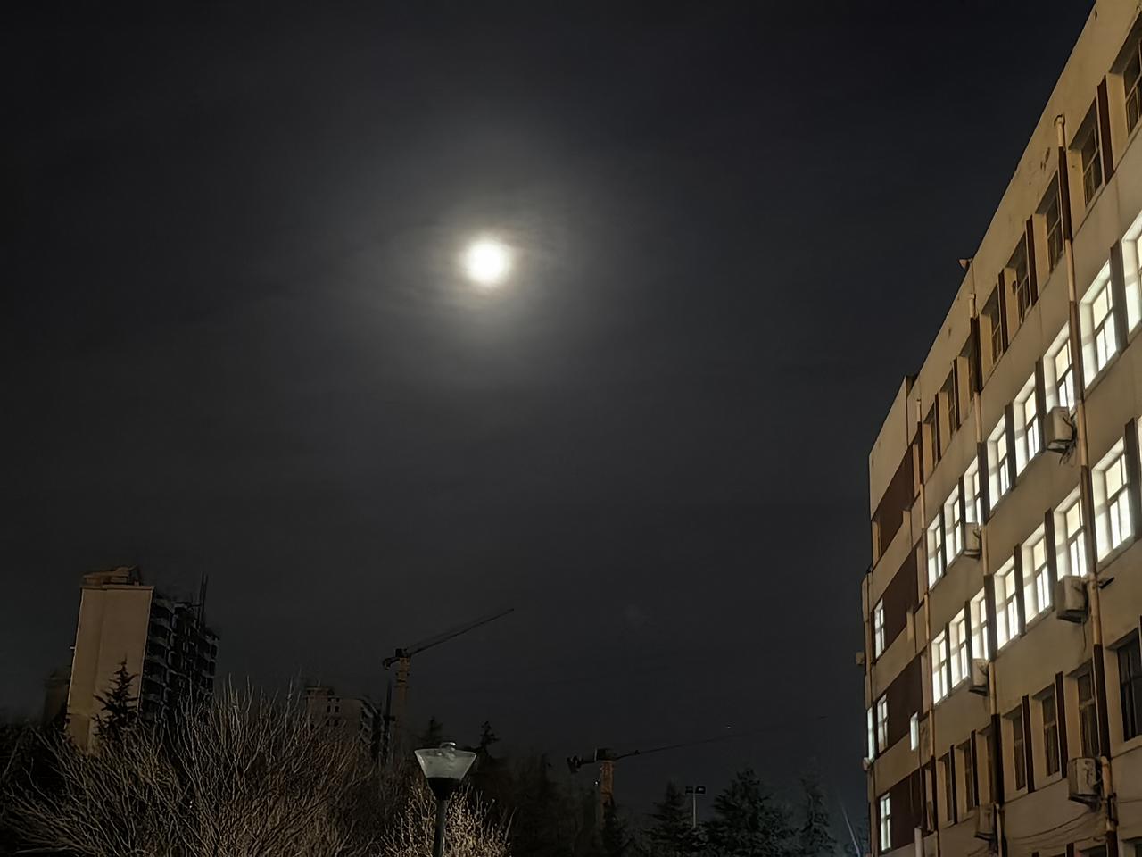 夜幕下的小学堂，请多一些纯洁和天性，不要功利主义，形式主义，官僚主义。厚德载物，