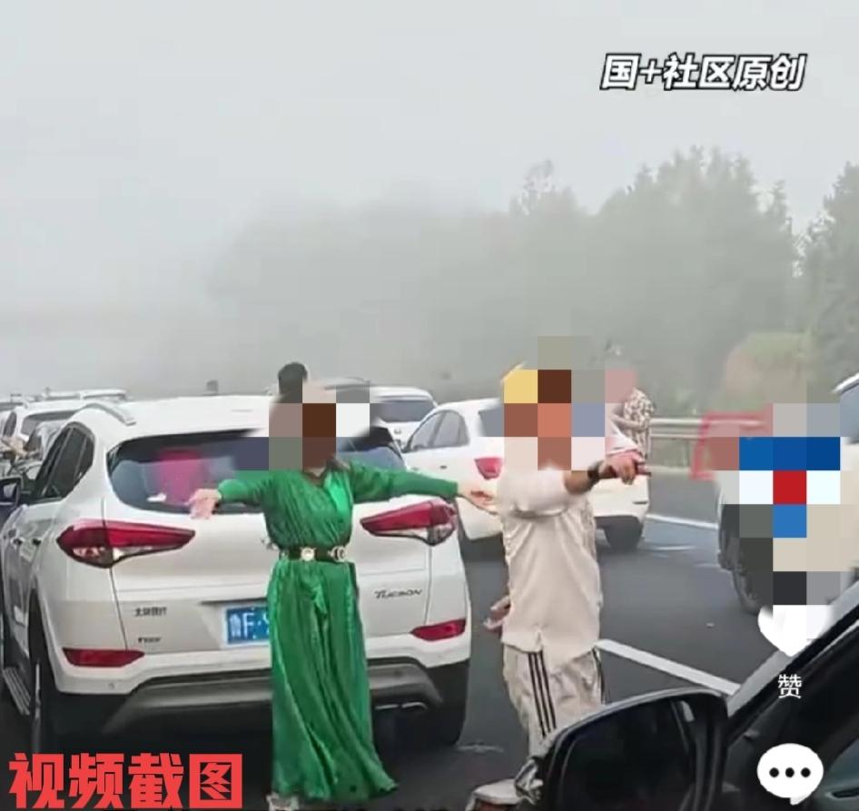 山东威海国庆高速堵车又现“高速舞者”。

这是众人被堵到早上六点多钟，有人看到有