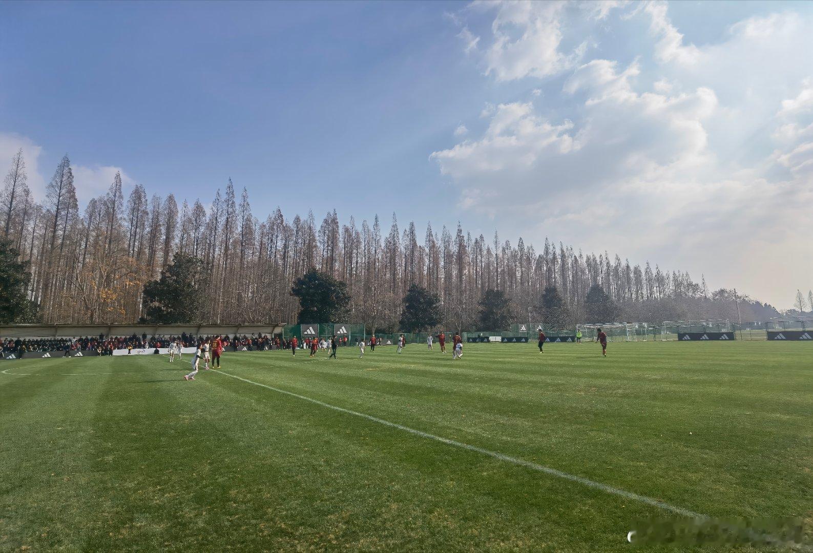 上海海港俱乐部20岁生日，俱乐部和球迷代表回到崇明基地，在这个起和创始人徐根宝一