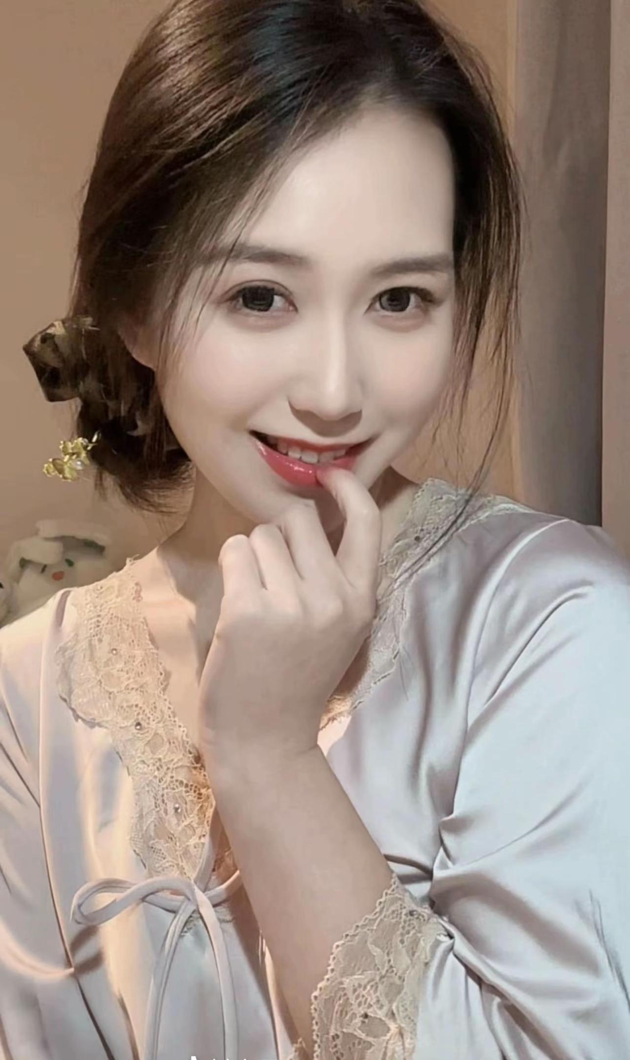 清晨枕边低语
 
晨曦蹑足爬上窗棂，将纱帘染成半透明的金，窗外的鸟鸣细碎如絮，轻