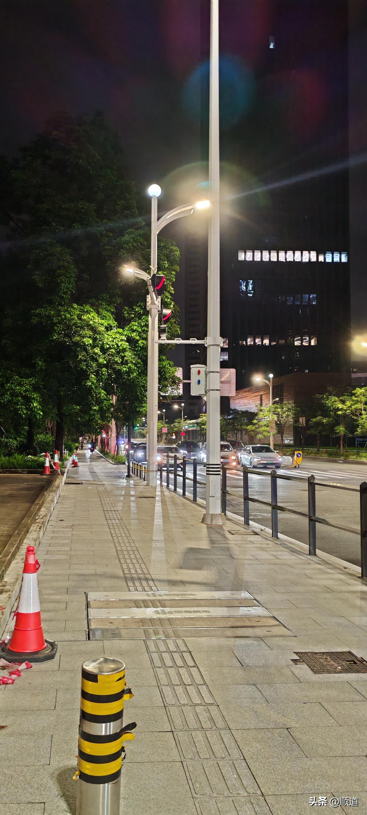 没苦硬吃，22点40分出去跑步。真热呀，虽然气温只有27度，但没有风，闷热的很。
