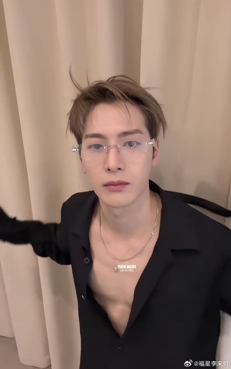 这是睡前可以看的王嘉尔吗 晚上突然开播，白衬衫领带穿得整整齐齐，一本正经聊了二十