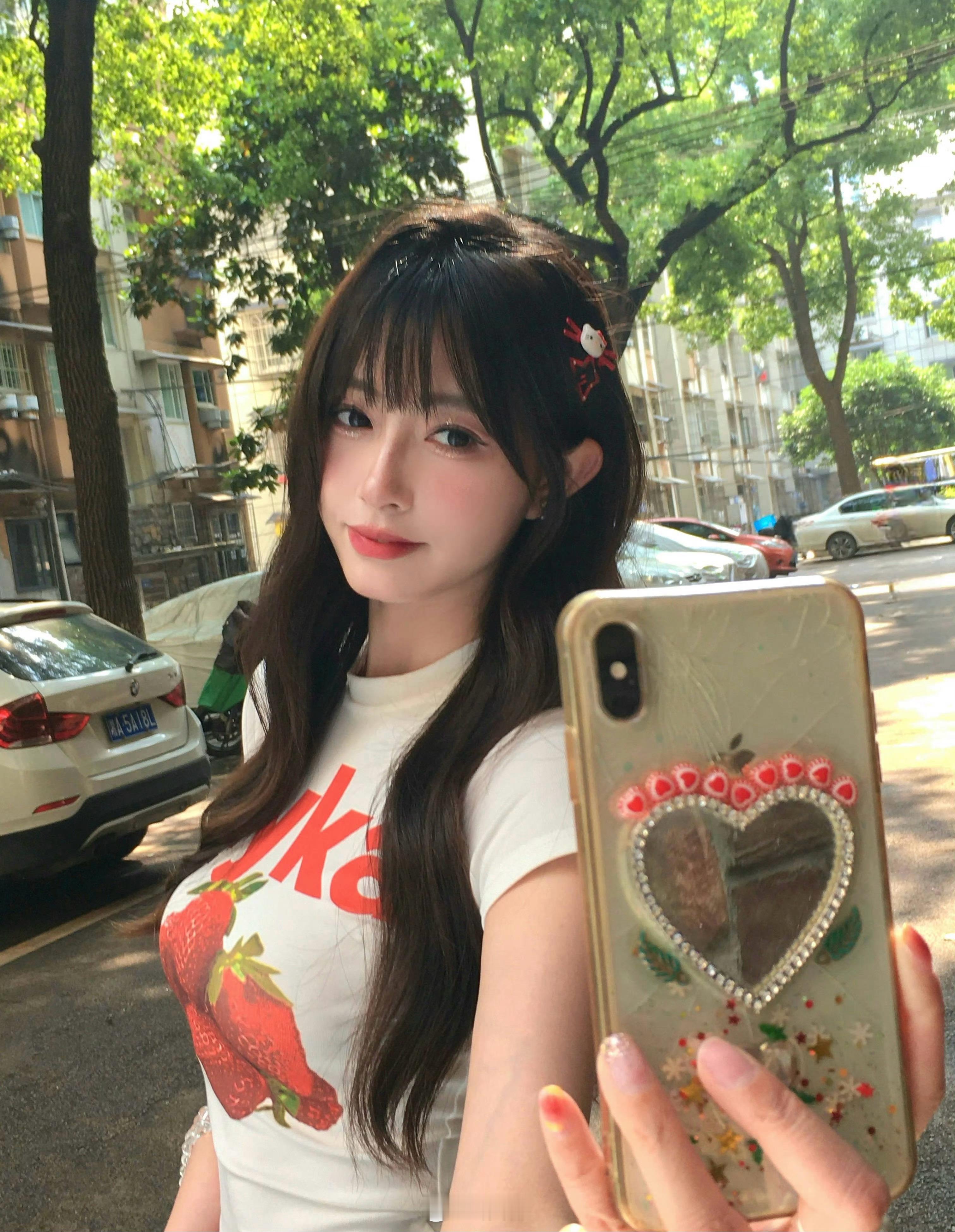 刷到一个好看的小姐姐还在用iPhone Xs。 ​​​