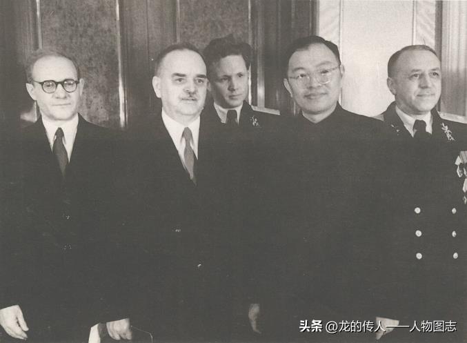 1951年4月18日，张闻天大使向苏联最高苏维埃主席团主席什维尔尼克递交国书。递