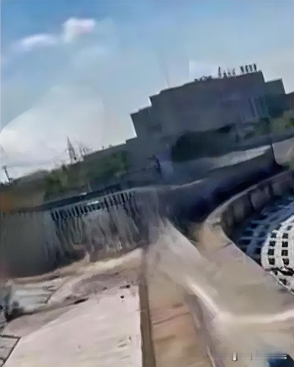 上海滨江车辆入江背后：我们身边的临水临崖路，防护真的够了吗？

一辆车在上海滨江