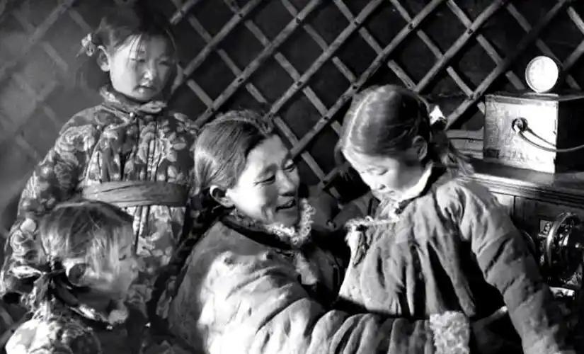 [太阳]1960年的一天，康克清找到内蒙古主席乌兰夫，要他从内蒙古调运一批奶粉送