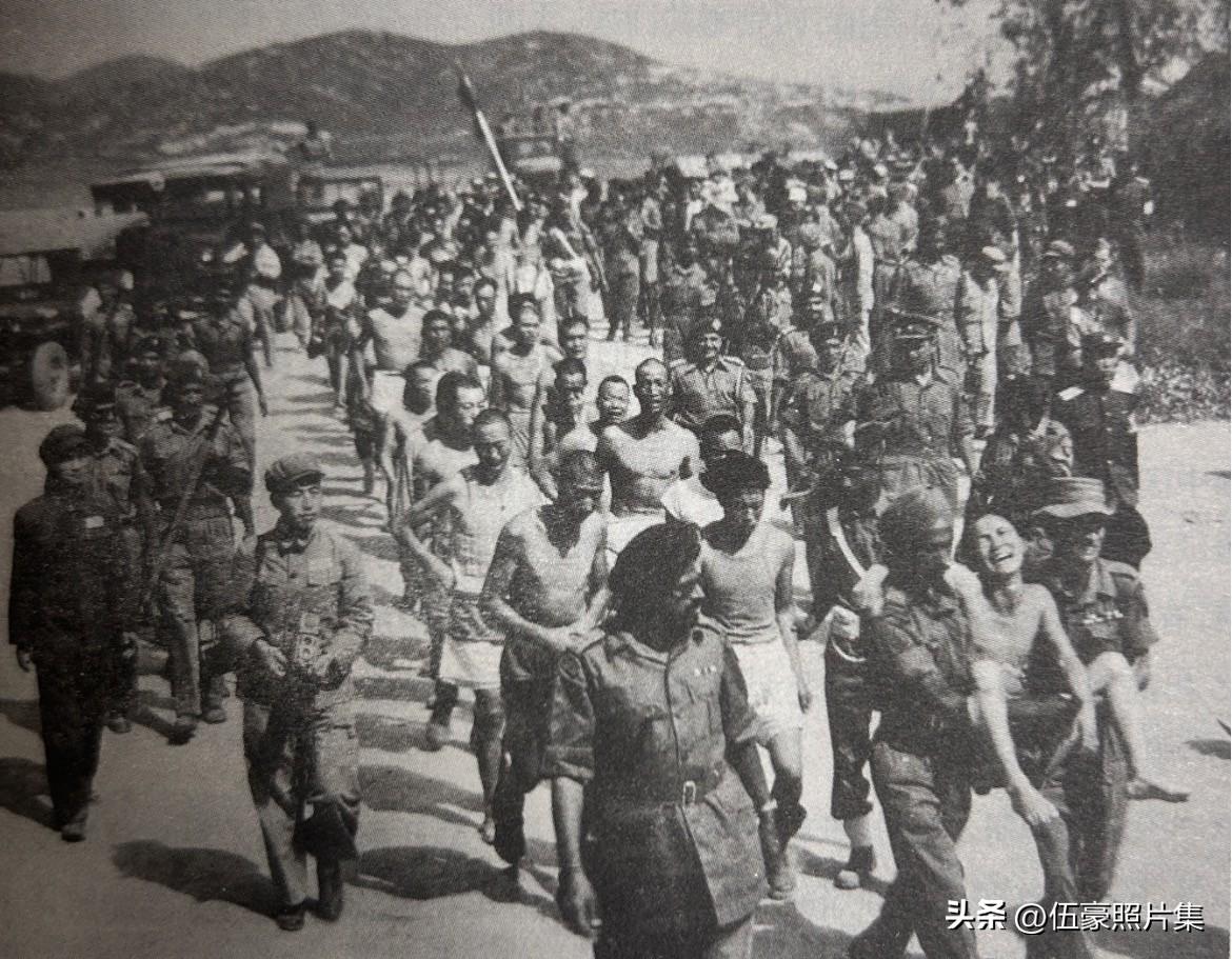 1953年10月，朝鲜停战签字不久，双方交换战俘。图为我方被俘人员通过板门店步行