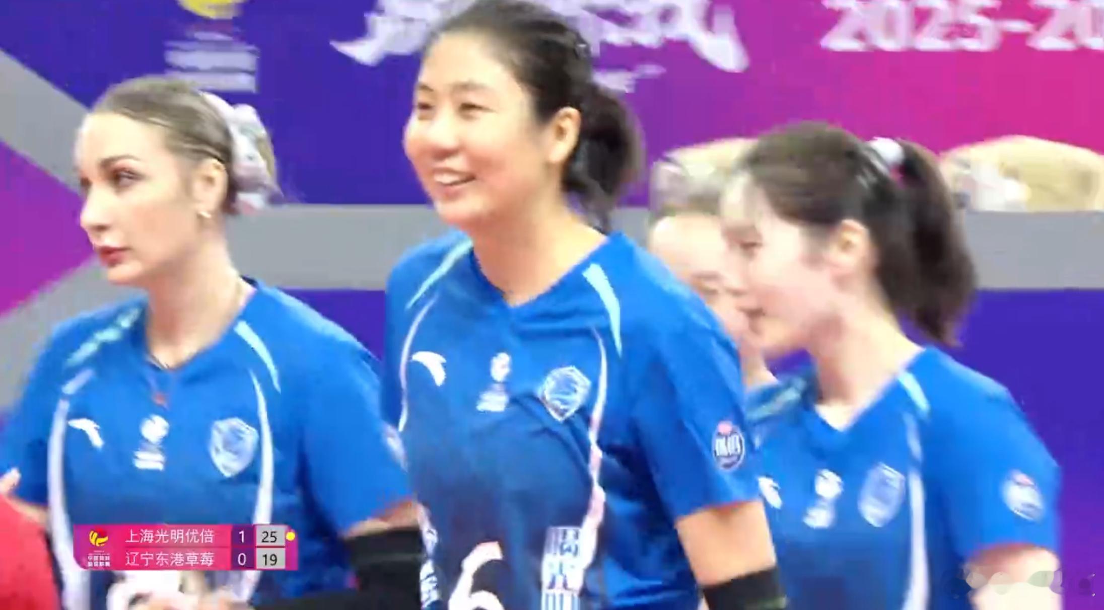 排超联赛2025-2026中国排球超级联赛前两局：上海光明优倍2-0（25-12