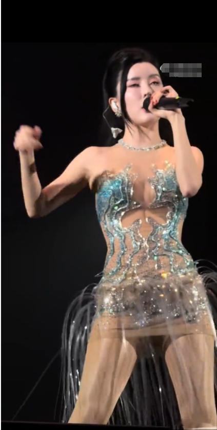 最近几年的演唱会造型都是越来越开放大胆了？ 感觉除了张韶涵，王心凌她俩人都是得体