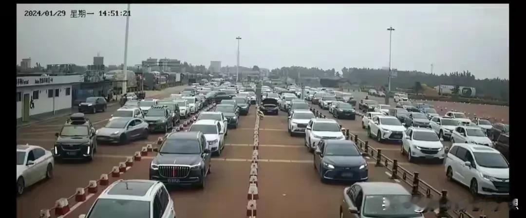 徐闻港七分钟的视频出来之后，很多人都说奔驰车那一排都是加塞的，我是不这么认为的，