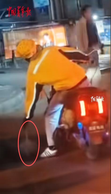 “干得漂亮！”近日，青海西宁，一醉酒男子持刀在街上跟人发生口角，划伤了别人，现场