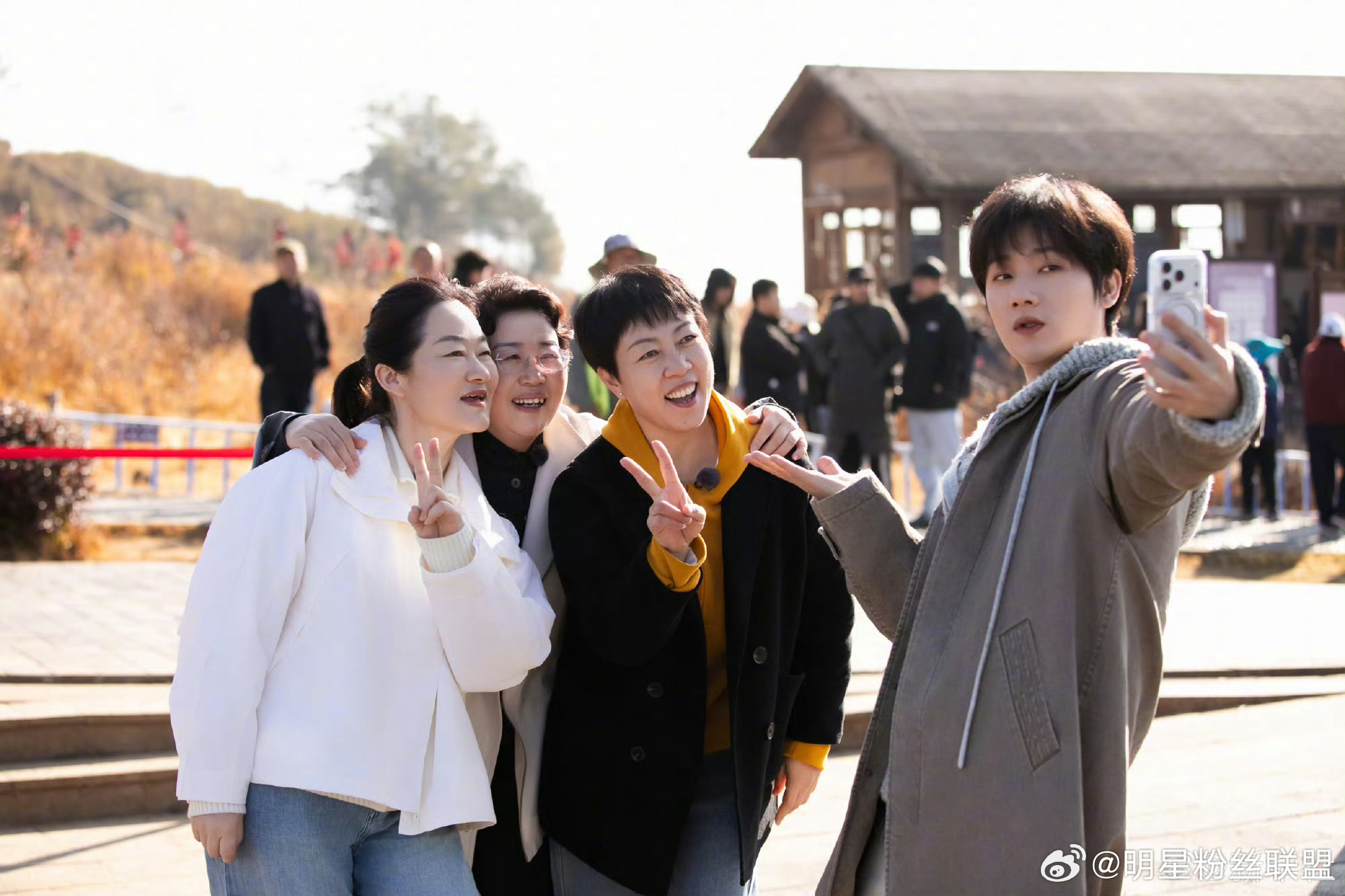 蒋敦豪带十个勤天妈妈团游腾冲 什么是治愈？是敦敦在阳光下给妈妈们拍照，是妈妈们在