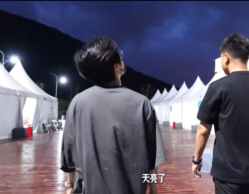 陈楚生竟然彩排到天亮。
刷到了这个，真得很心疼他。
连轴转跑两个音乐节，中间的他