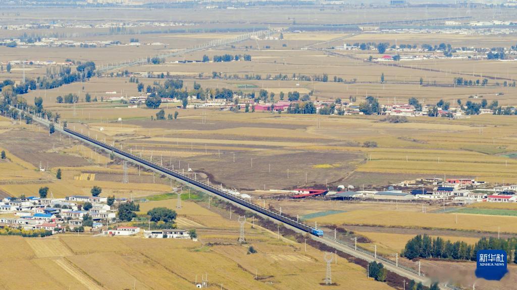 【世界首列3.5万吨级重载群组列车试验开行成功】国铁微闻 12月8日，7列500