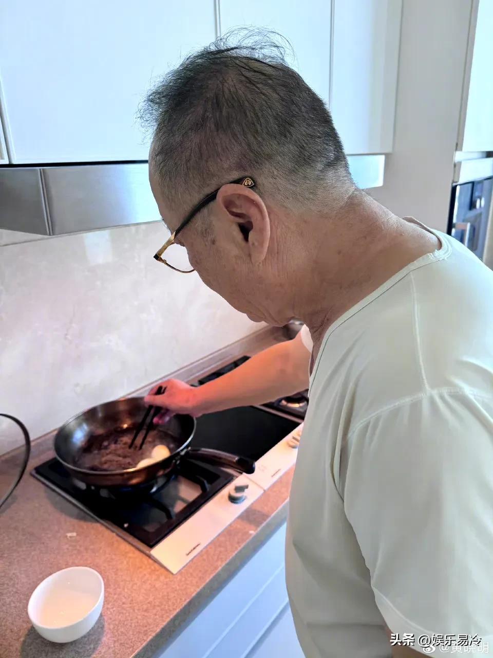 太让人羡慕了，黄晓明父亲戴的眼镜是迈巴赫的，价值起码上万！别的不说，有这么有出息