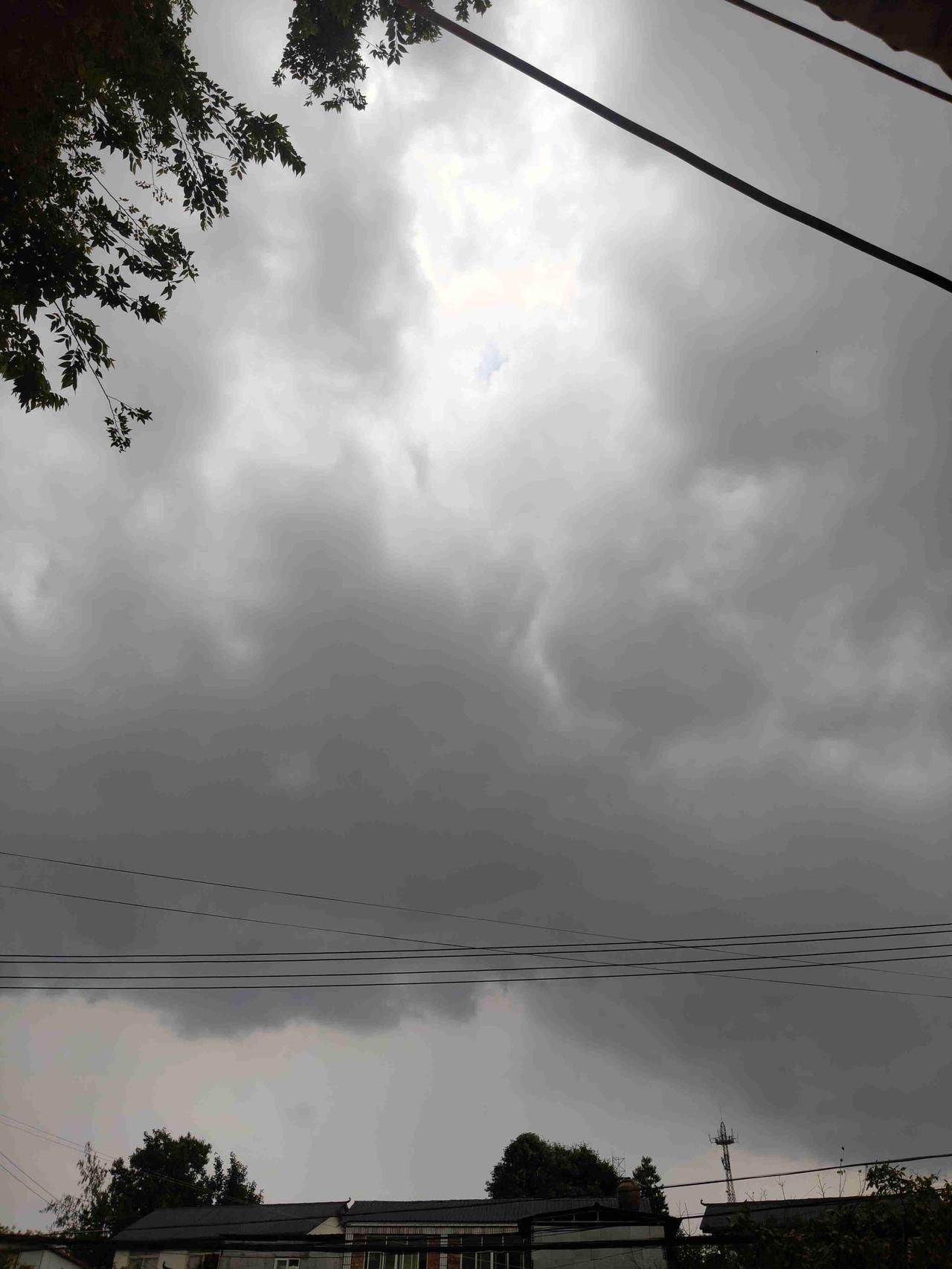 我的今日状态：😁轻松愉快
我这里的天气：⛈️雷雨

我们这里终于下大雨了，干气