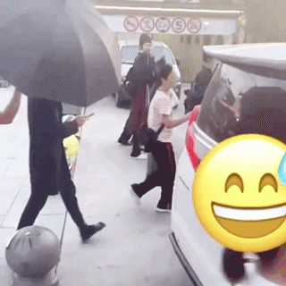 张若昀身边终于有会打伞的同事了 白客精准护驾，张若昀全程安稳，再也不用和雨伞斗智