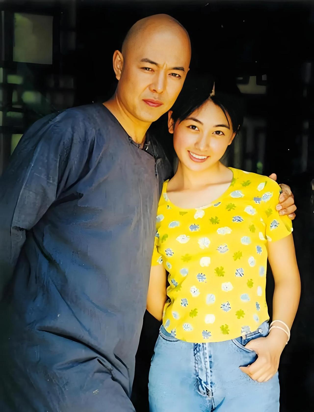 法提麦·雅琦曾被张铁林玩弄感情，这段经历让她深受伤害。16岁邂逅大25岁的张铁林