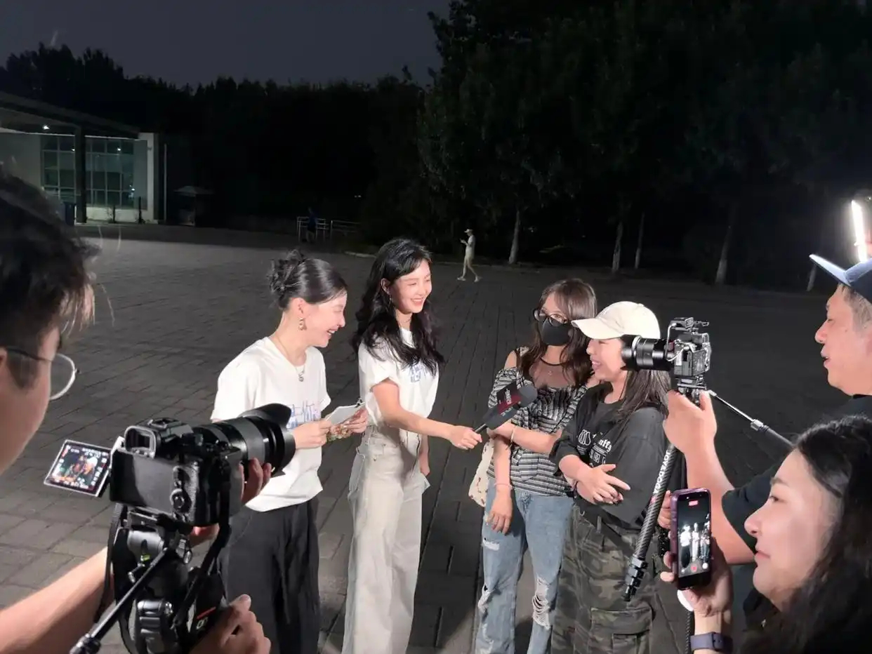 章若楠金靖现身奥森录制新片，互动有爱引期待 