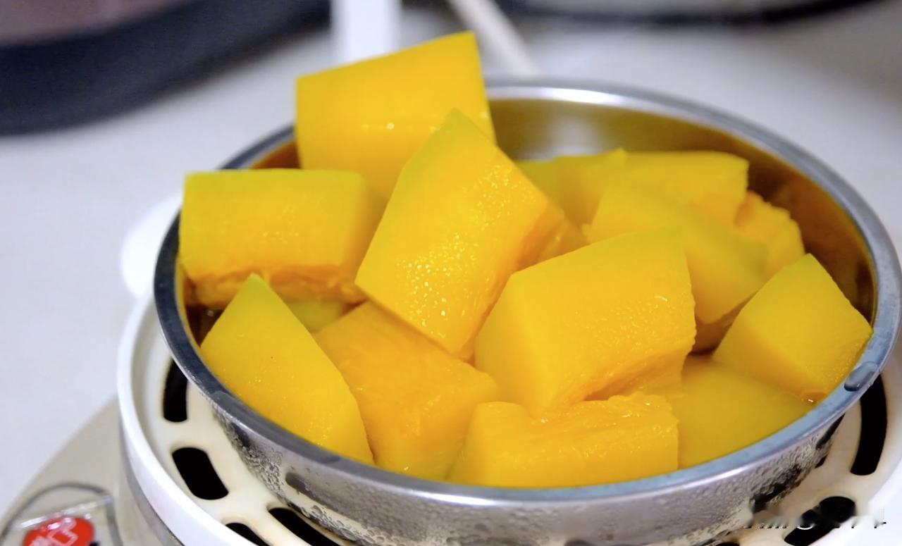 是不是每次减肥的时候都特别想吃零食啊？今天分享一个越吃越瘦的健身零食——南瓜燕麦