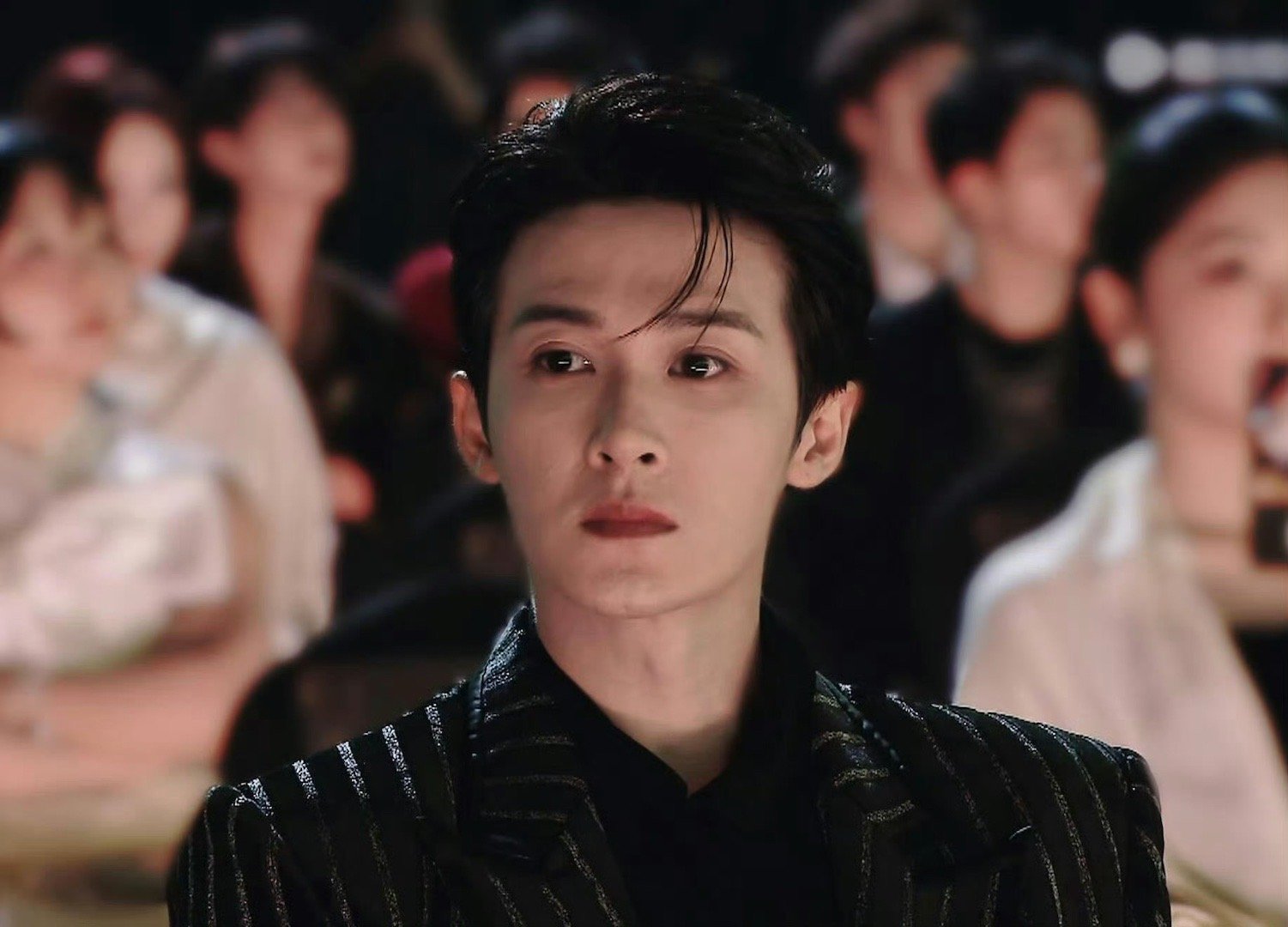 檀健次内场完全贵公子 檀健次内场状态巅峰！定制淡蓝西装+高级珠宝，坐姿松弛高干感