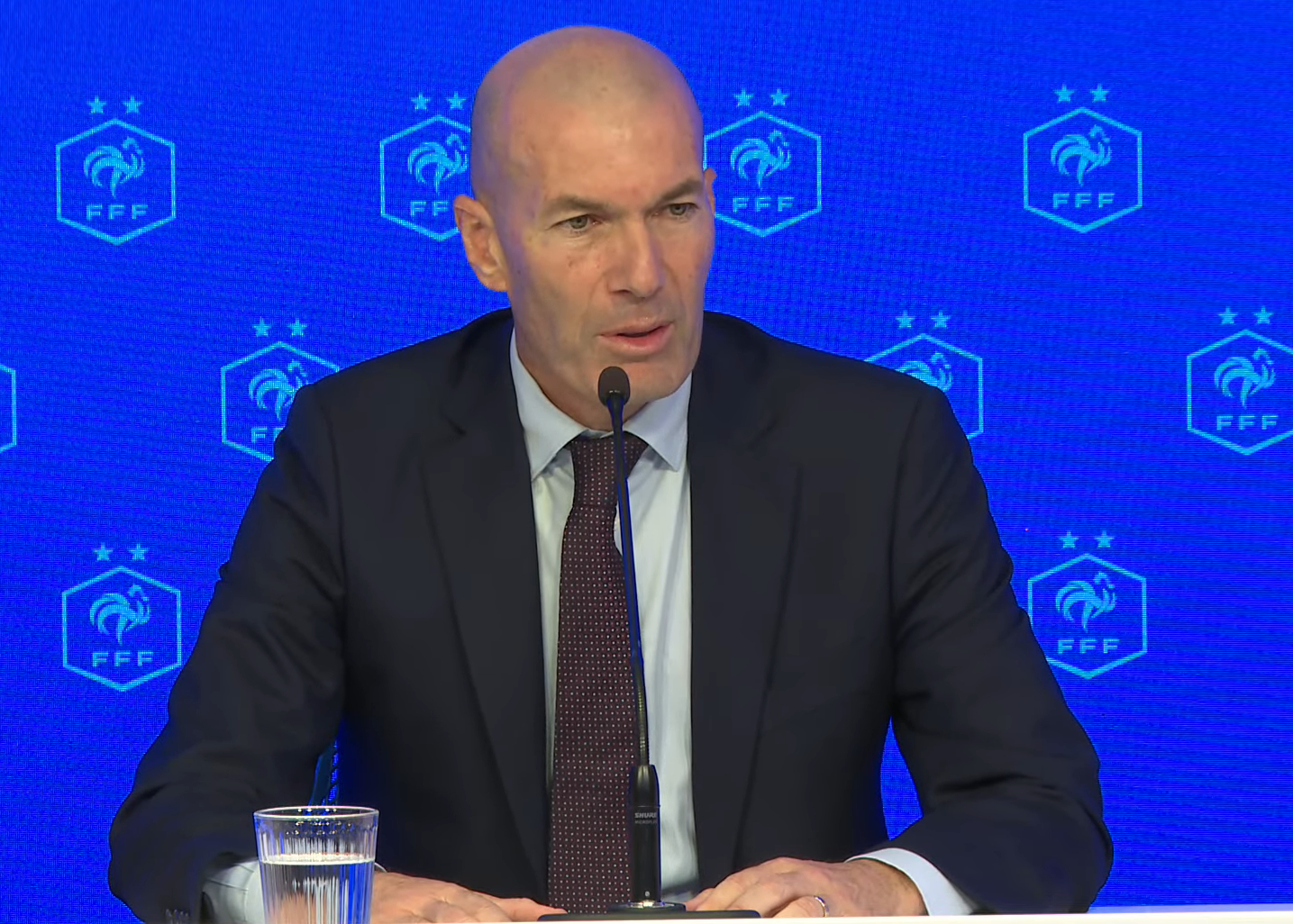 🇫🇷👑齐达内官宣发布会：🗣️齐达内 开场白：“大家好。首先，我要说的不是