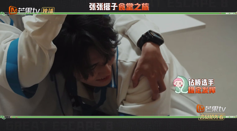 张真源拿瓶子防身密室大逃脱别人遇鬼：我要击退怪物，张真源遇鬼：我准备砸我自己，画