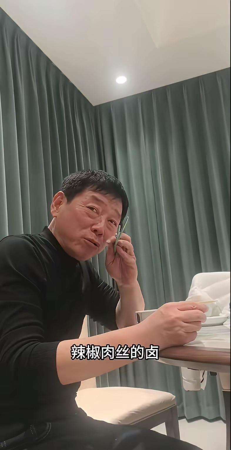 魏建军这个人，挺有意思。

身价千亿的汽车公司大老板，晚上就一碗面条配俩小菜，吃