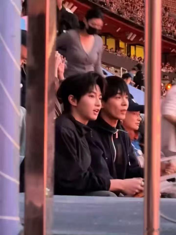 穆祉丞去看张杰演唱会了 恩仔现身张杰鸟巢演唱会，还和快乐家族同排落座，乖乖又可爱