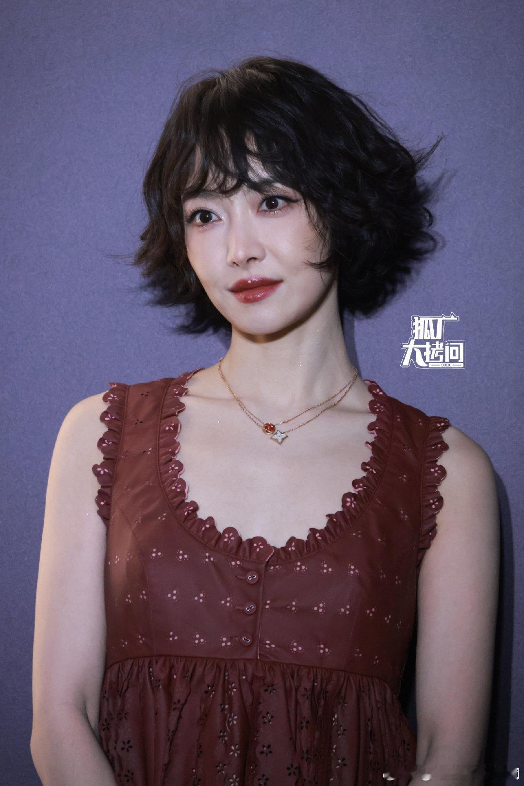 宋茜给自己剪短发哇宋茜！好生的图好绝的状态