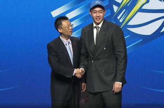宁波队在第四顺位选择了来自北京大学的中锋李苑鑫。 2025cba选秀大会 ​​​