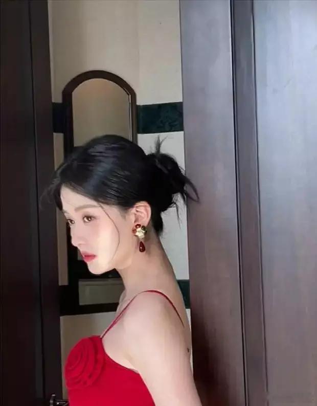 乔欣穿着一袭红玫瑰深V长裙婀娜多姿，好似一朵娇艳的红玫瑰！ ​​​