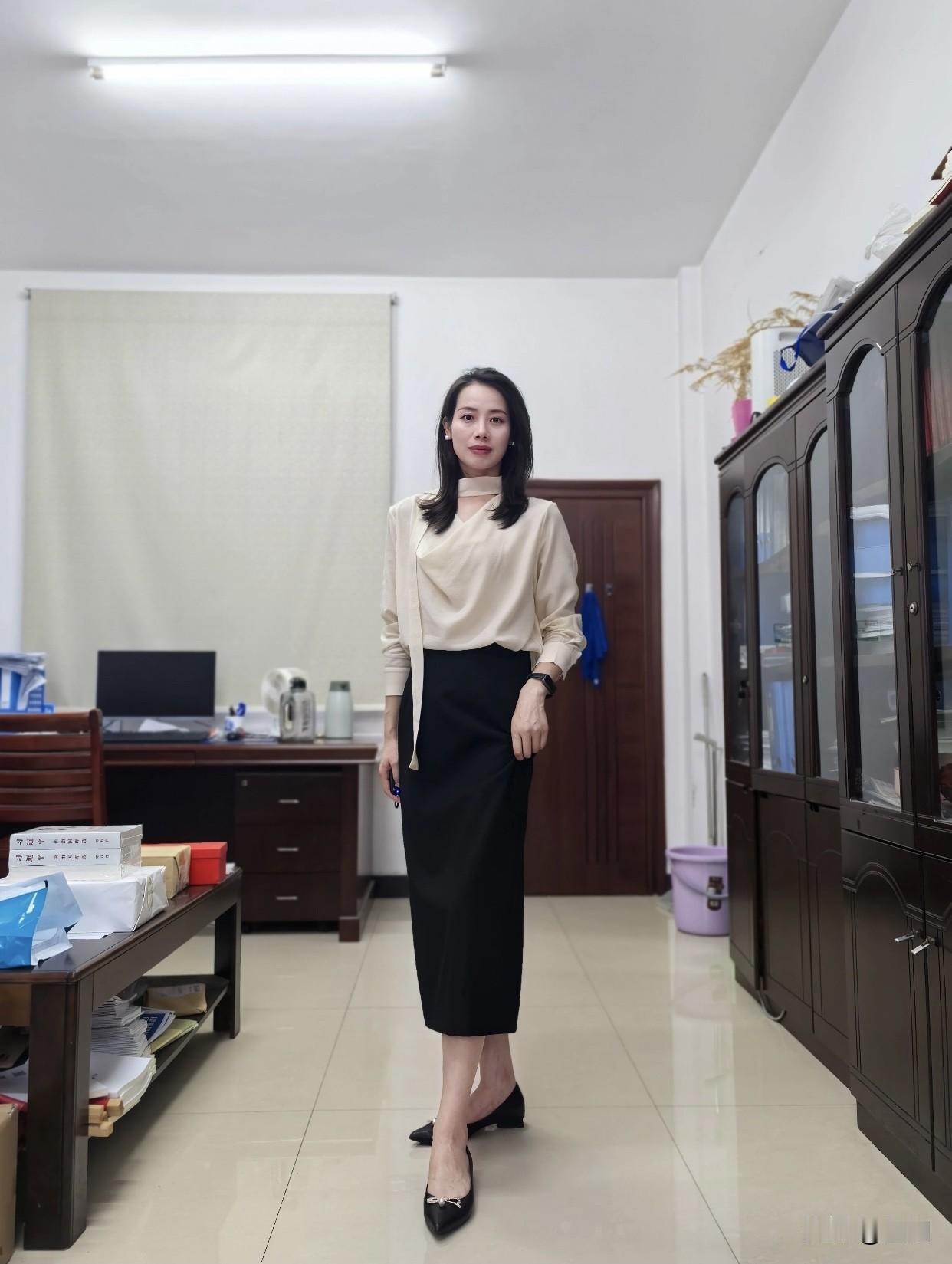 气质穿搭怎么穿才恰到好处?衣服线条要利落，避免拖沓。