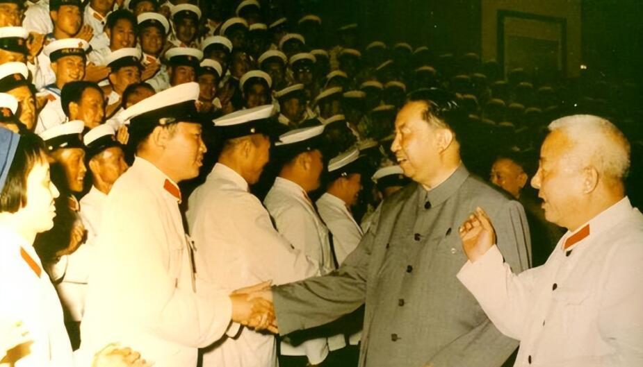 罗瑞卿是开国十大将之一，革命早期曾负责过毛主席的安全保卫工作，因个子长得高，主席