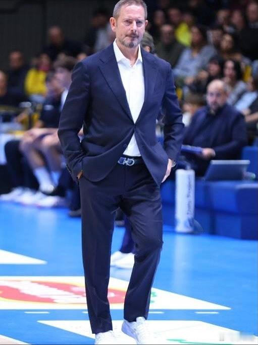 国际排坛动态意大利男排摩德纳男排俱乐部与阿尔贝托·朱利亚尼续约，双方签订了一份为