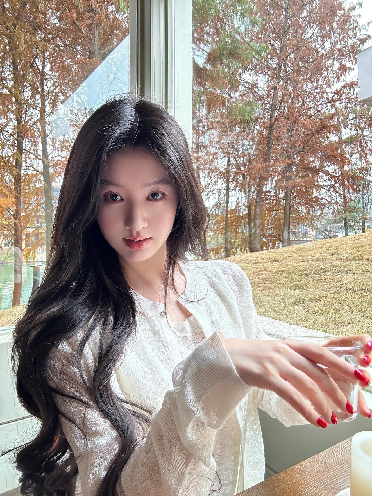 生活不用太拥挤，简单干净就很好，保持热爱，慢慢成为更好的自己。简单生活 女生自拍